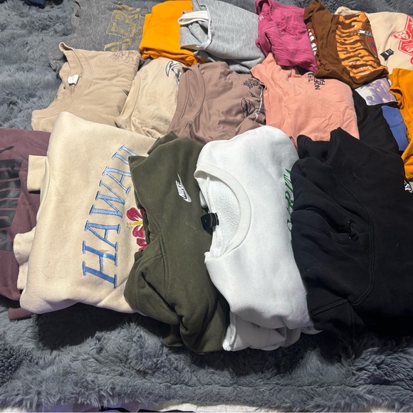 Name brand clothes s/m - Picture 2 of 3